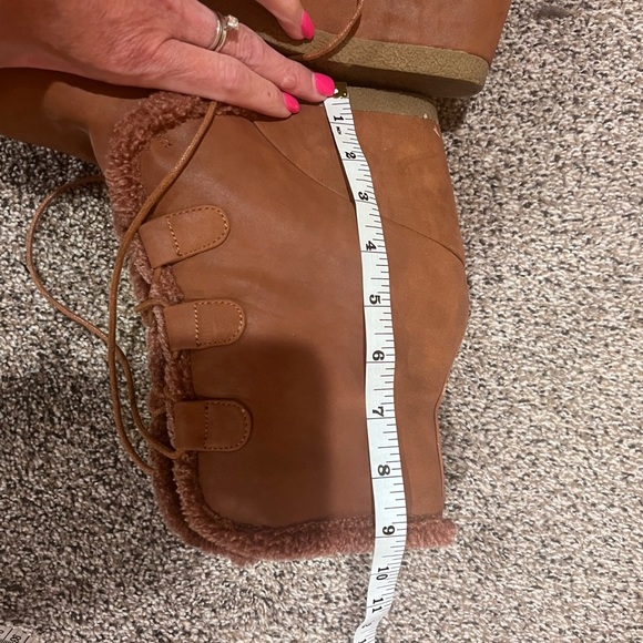 Shoe Dazzle Tan Wedge Shoes with Stylish Design - Picture 4 of 8